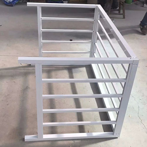 陽臺(tái)護(hù)欄安裝